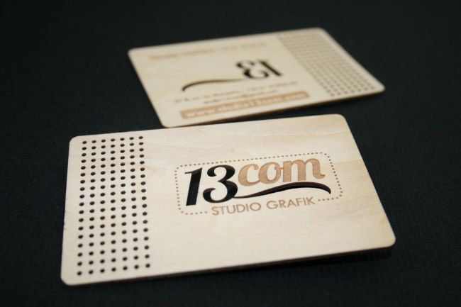 Carte de visite en bois tilleul perforée 13COM à Marseille 13